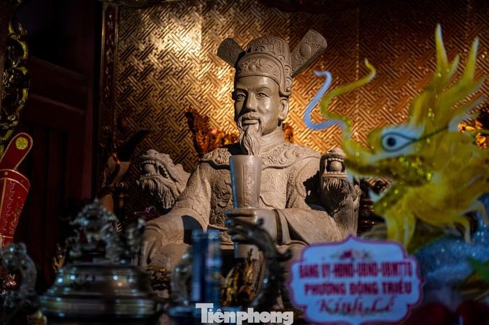 Đặc biệt, tại phía trước Trung đường là nơi thờ tượng Quốc công Tiết chế Hưng Đạo Đại vương Trần Quốc Tuấn được chế tác bằng đá Sa Thạch. Ông được nhân dân suy tôn là bậc Thánh với công lao to lớn trong cuộc kháng chiến chống quân Nguyên Mông năm 1288 trên sông Bạch Đằng lịch sử.