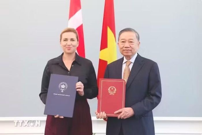 Tổng Bí thư, Chủ tịch nước Tô Lâm và Thủ tướng Mette Frederiksen nhất trí thông qua Tuyên bố chung nâng cấp quan hệ Việt Nam - Đan Mạch lên Đối tác chiến lược toàn diện. Ảnh: TTXVN