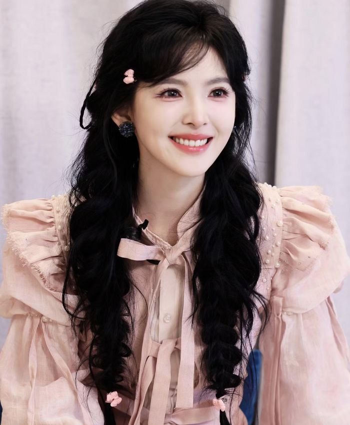 QQ đánh giá Chương Nhược Nam mang vẻ đẹp trong sáng, đáng yêu. Khi nữ diễn viên thể hiện tâm trạng buồn, khóc sẽ khiến người xem muốn bảo vệ cô. Cô cũng trẻ trung hơn so với độ tuổi. Ở độ tuổi gần 30, Chương Nhược Nam vẫn có thể vào vai học sinh cấp 3, sinh viên đại học rất tự nhiên mà không khiến người xem khó chịu.