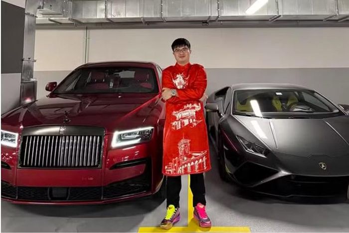 Mr Pips Phó Đức Nam chụp ảnh bên siêu xe.
