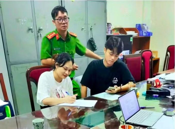 Bị cáo Ngô Thị Thêu (áo trắng).