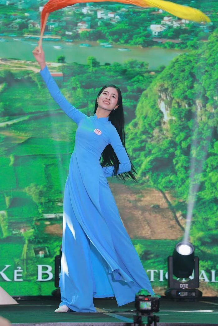 “Em nhận ra bản thân có thể thử sức ở nhiều lĩnh vực mới nếu đủ can đảm và nghiêm túc chuẩn bị”, cô nói sau khi tham gia thử thách tài năng ở vòng chung kết.