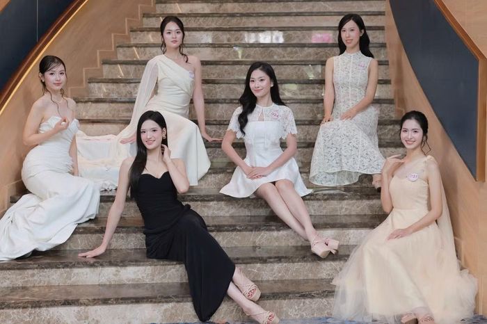 Phương Nghi có IELTS 7.5, từng là học sinh chuyên Anh. Cô cho biết nền tảng kiến thức giúp việc ôn thi thuận lợi hơn, nhưng để tiến bộ vẫn cần luyện đều cả bốn kỹ năng.