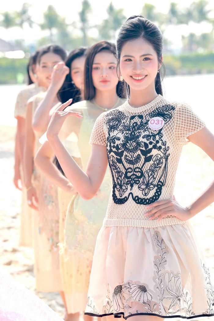 Ở vòng Chung kết, catwalk trên cát là trải nghiệm mới với Phương Nghi. Bề mặt lún và trời nắng khiến việc trình diễn khó hơn sàn tập. Cô phải vận dụng kỹ năng đã học, điều chỉnh bước đi và giữ thăng bằng để hoàn thành phần thi.
