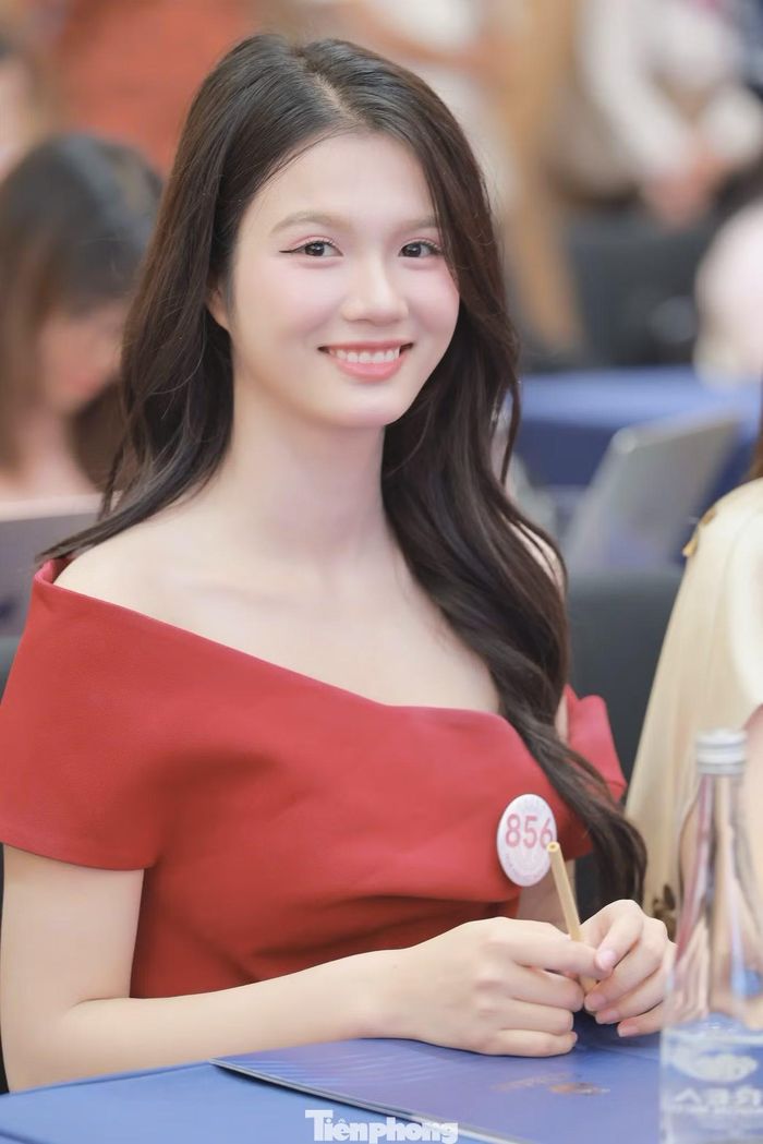 Một trong những lựa chọn đáng chú ý của Thúy Linh khi bước vào đại học là chủ động tìm việc làm thêm. Cô từng làm việc tại quán cà phê và nhà hàng tiệc cưới, những môi trường đòi hỏi sự đúng giờ, tinh thần trách nhiệm và khả năng giao tiếp với nhiều người.