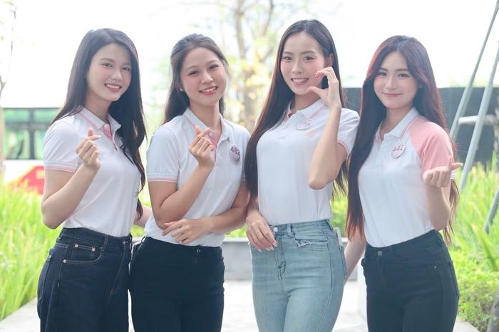 Từ những trải nghiệm trong học tập, lao động và cuộc sống, Nguyễn Thị Thúy Linh quyết định đăng ký tham gia Hoa hậu Việt Nam 2026. Với cô, đây không chỉ là cơ hội thể hiện bản thân mà còn là bước thử sức trong môi trường hoàn toàn khác so với giảng đường đại học và công việc làm thêm. Cô cho biết sự động viên của thầy cô, bạn bè là nguồn khích lệ quan trọng, nhất là trong những thời điểm cô gặp khó khăn hoặc thiếu tự tin.