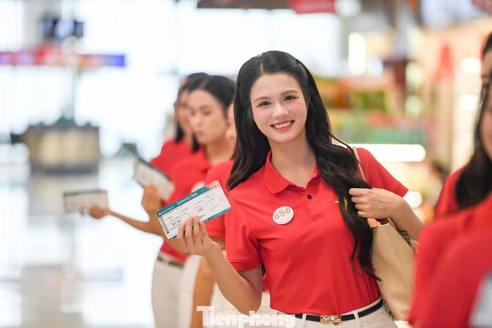 Nhìn lại chặng đường đã qua, từ cô bé lớp 6 chứng kiến gia đình chịu thiệt hại sau trận lũ đến nữ sinh vừa học vừa làm và bước lên sân chơi nhan sắc, Thúy Linh cho rằng những trải nghiệm thực tế đã giúp cô có thêm bản lĩnh.