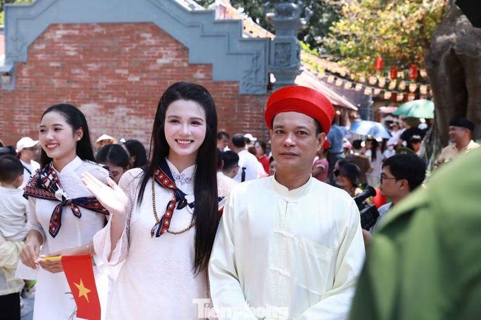 Bên cạnh học tập và làm thêm, Thúy Linh tích cực tham gia các hoạt động tại Học viện Nông nghiệp Việt Nam, hỗ trợ thầy cô, bạn bè và các anh chị sinh viên khi có điều kiện. Chuyến trải nghiệm văn hóa ở Bắc Ninh là một trong những hoạt động đáng nhớ khi cô tham gia Hoa hậu Việt Nam.