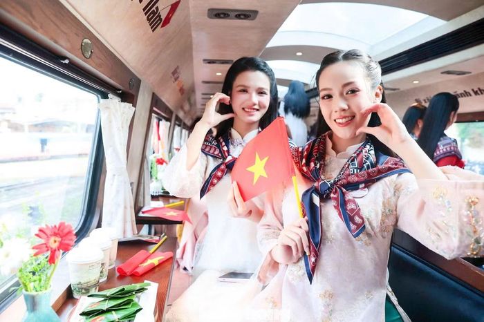 Thúy Linh hào hứng tham gia các hoạt động cùng thí sinh Hoa hậu Việt Nam 2026. Cô muốn hành trình của mình trở thành niềm tự hào của gia đình, đồng thời góp phần giới thiệu quê hương Phúc Thọ đến nhiều người hơn.