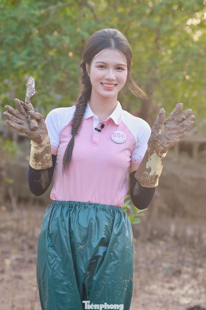 Thúy Linh kể gia đình cô từng trồng rất nhiều cây ăn quả. Suốt thời gian dài, bố mẹ dành công sức chăm sóc, đặt nhiều kỳ vọng vào vườn cây. Thế nhưng, chỉ sau một đêm, trận lũ đã cuốn trôi gần như toàn bộ thành quả lao động của gia đình. Thúy Linh nhớ lại sau biến cố, bố mẹ cô phải làm thêm nhiều công việc khác nhau để bù đắp những thiệt hại. Chứng kiến sự vất vả ấy từ khi còn nhỏ, Thúy Linh dần hiểu hơn những khó khăn mà người nông dân phải đối mặt.