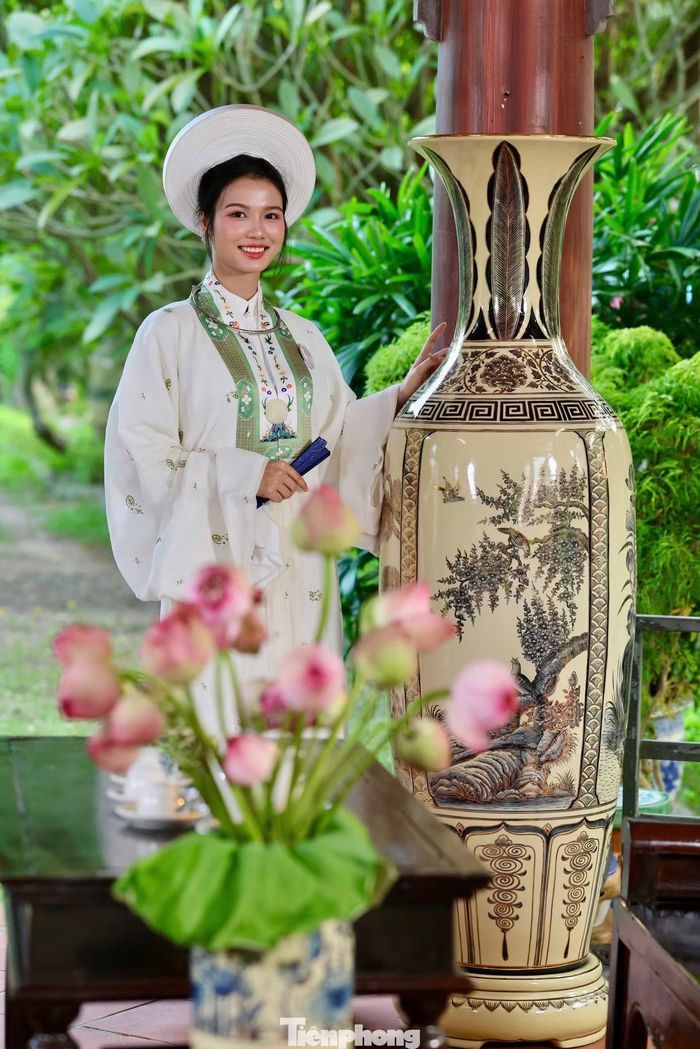 Thúy Linh cao 1,72 m. Số đo ba vòng lần lượt là 83-63-93 cm.