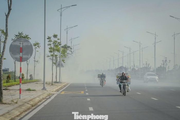 Khói từ việc đốt rơm rạ ngay sát tuyến đường Nam Định - Lạc Quần - đường bộ ven biển thuộc địa bàn phường Hồng Quang gây khuất tầm nhìn.