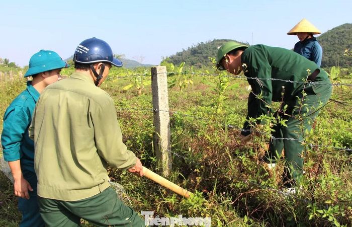 Dù thời tiết nắng nóng nhưng cán bộ, người dân vẫn tích cực tham gia, tranh thủ xử lý các ổ chuột ngay từ đầu vụ, giảm nguy cơ chúng tiếp tục sinh sản và lan rộng trên đồng ruộng.