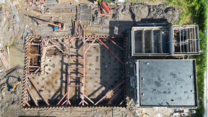 Trước đó, vào tháng 7/2024, chủ đầu tư dự án Bệnh viện này công bố kết quả chấm thầu, phê duyệt đơn vị trúng thầu, lập tức các nhà thầu bị loại có đơn soát xét lại việc đấu thầu. Sau đó, chủ đầu tư hủy kết quả lựa chọn nhà thầu gói thầu 27, để đánh giá lại hồ sơ dự thầu của các nhà thầu. Sau khi kiểm tra lại, đơn vị tư vấn chấm thầu được phát hiện đã đánh giá hồ sơ dự thầu, hồ sơ đề xuất của nhà thầu không đúng tiêu chí theo hồ sơ mời thầu, quy định về đấu thầu, dẫn đến sai lệch kết quả chọn nhà thầu.