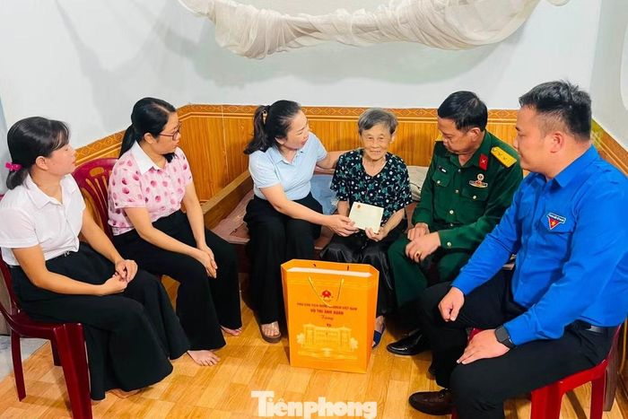 Các cơ quan, đoàn thể thăm hỏi, động viên, tặng quà Mẹ Việt Nam Anh hùng Nguyễn Thị Lan.