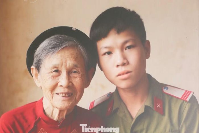  Bức ảnh phục dựng Mẹ Việt Nam Anh hùng Nguyễn Thị Lan và con trai - liệt sĩ Trần Văn Nam. 