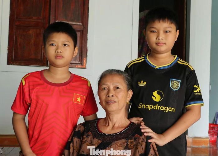 Bà Nguyệt bên 2 cháu nội.