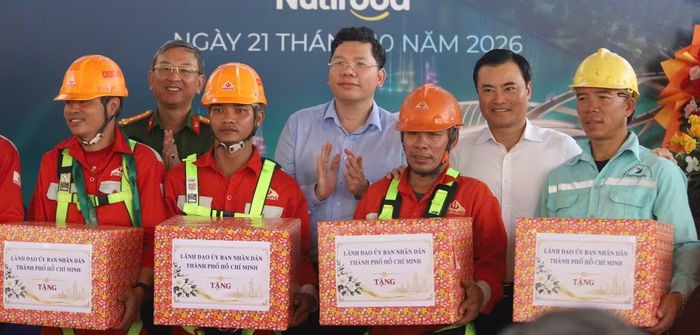 Ông Hoàng Nguyên Dinh - Phó Chủ tịch UBND TPHCM - cùng các đại biểu tặng quà động viên lực lượng thi công tại công trường. Ảnh: Nguyễn Tiến. 