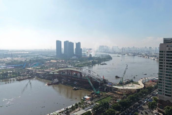 Sau nhiều giờ triển khai thực hiện, cầu đi bộ qua sông Sài Gòn đã chính thức hợp long sáng 21/10.