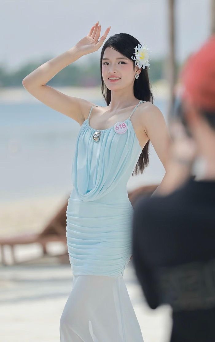 Trong hoạt động đầu tiên của vòng chung kết, Tạ Thị Hoa khoe dáng trên bãi biển trong bộ đầm màu xanh pastel ngọt ngào. Cô cao 1,7 m, số đo ba vòng 80-59-90 cm.