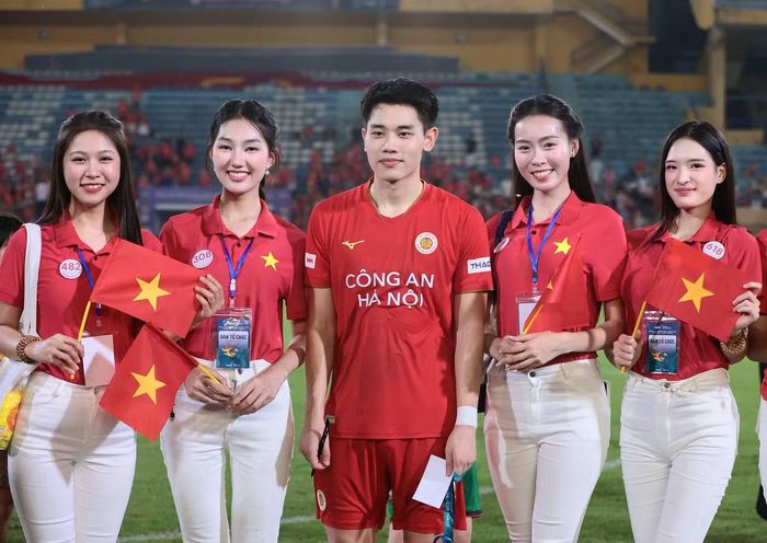 Tạ Thị Hoa nói kỷ niệm mà cô nhớ nhất là khi cùng 52 thí sinh có mặt ở sân Hàng Đẫy để cổ vũ trận tranh Siêu cúp Bóng đá Quốc gia 2026 giữa CLB Công An Hà Nội và CLB Công An TPHCM. Khoảnh khắc cô ấn tượng nhất là khi chụp ảnh cùng các cầu thủ Đoàn Văn Hậu, Đình Bắc.