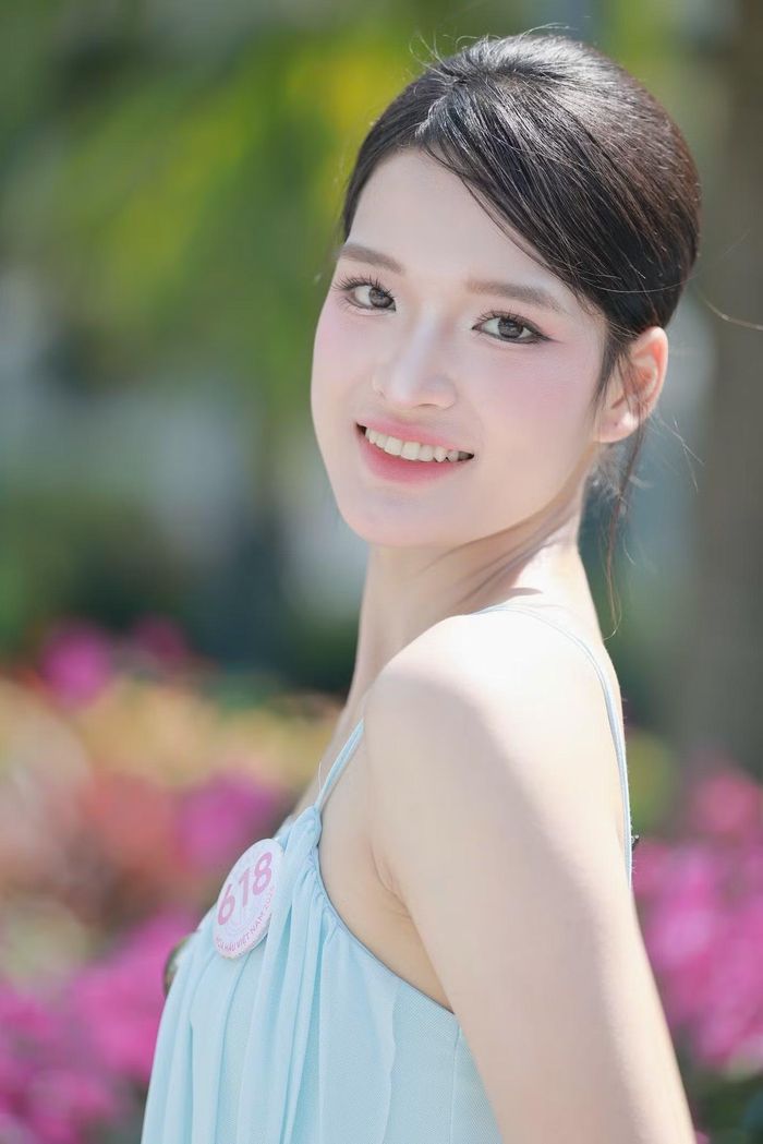 Trải qua những vòng thi trong đêm Chung khảo, Tạ Thị Hoa đã được xướng tên vào top 25 thí sinh của vòng chung kết Hoa hậu Việt Nam 2026. Cô sinh năm 2005, đến từ Thái Nguyên, sinh viên năm thứ ba chuyên ngành Du lịch Trường Đại học Khoa học - Đại học Thái Nguyên (TNUS).