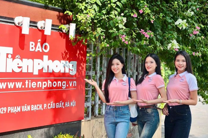 Tạ Thị Hoa và các thí sinh tới thăm trụ sở báo Tiền Phong ở Hà Nội trong khuôn khổ hoạt động vòng chung khảo.