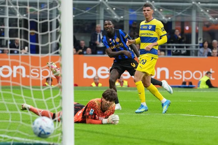  Tuy bết bát tại Champions League, Inter (áo sọc xanh đen) vẫn có phong độ cao ở Serie A. 
