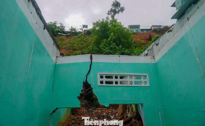 Những đợt mưa bão trước đó, khiến 5 hộ dân bị ảnh hưởng, chính quyền địa phương đã di dời, hỗ trợ tái định cư.
