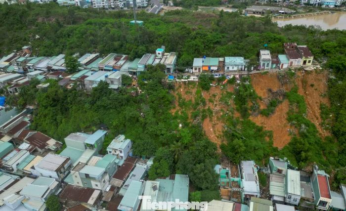 Những mái nhà chênh vênh bên sườn núi Một.