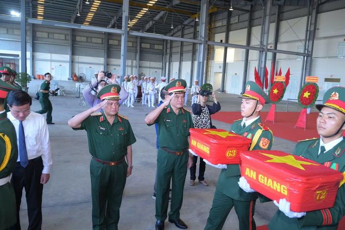 Mẫu hài cốt liệt sĩ được bàn giao để phục vụ giám định ADN, xác định danh tính.