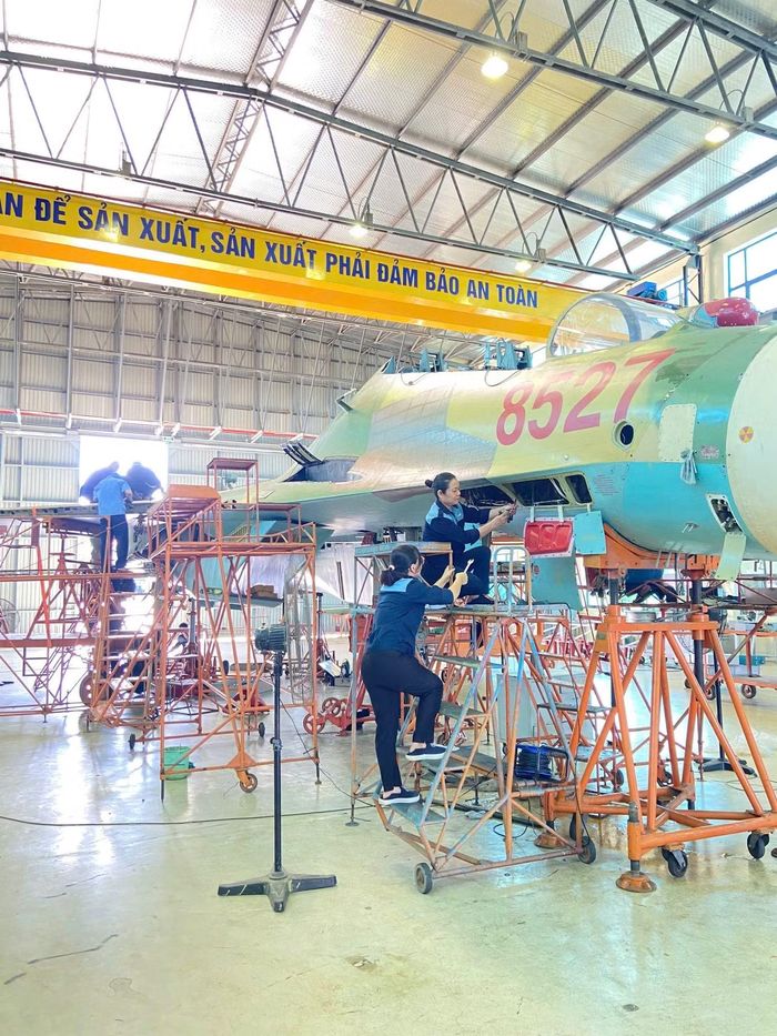 Hội viên phụ nữ nhà máy A32 tham gia sửa chữa dòng máy bay Sukhoi của Không quân Việt Nam. Ảnh: CTV
