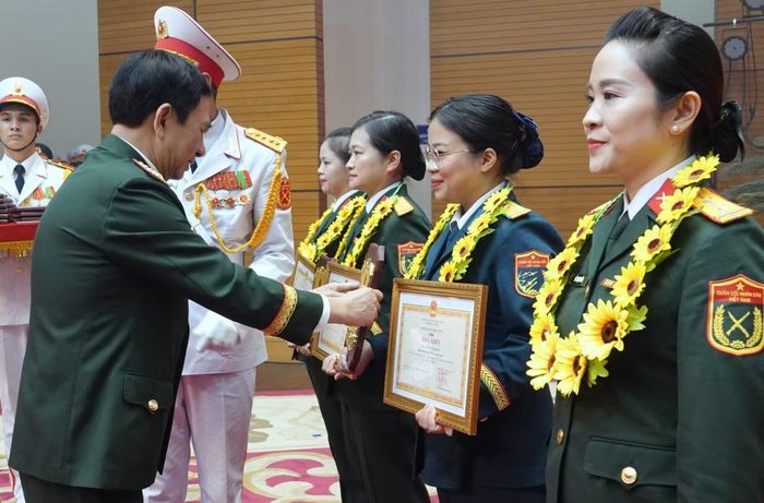 Phó Thủ tướng, Bộ trưởng Bộ Quốc phòng Phan Văn Giang trao Giải thưởng Phụ nữ Quân đội lần thứ nhất tặng Hội Phụ nữ Nhà máy A32, tháng 10/2026. Ảnh: Nguyễn Minh