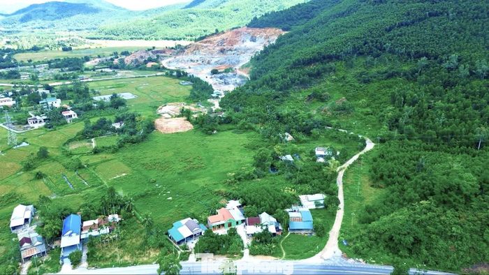 Khu dân cư dưới chân núi Phú Gia, TP. Huế, nơi 34 hộ dân thuộc diện di dời, tái định cư do nằm trong vùng có nguy cơ sạt lở.