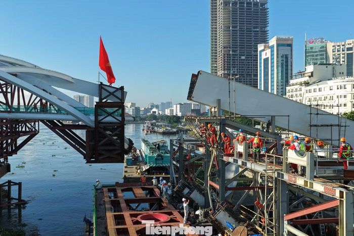 Bên cạnh đó, điều kiện sông nước, dòng chảy và những yêu cầu kỹ thuật phức tạp cũng đặt ra nhiều thách thức cho quá trình thi công. Từ phương án tổ chức đến từng bước triển khai đều phải được tính toán cẩn trọng, bởi sai lệch trong căn chỉnh hoặc liên kết có thể ảnh hưởng đến chất lượng kết cấu công trình.