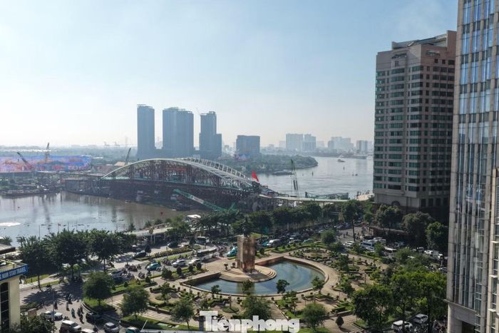 Sau hợp long, nhà thầu tiếp tục hoàn thiện các hạng mục còn lại như kết cấu, mặt cầu, lan can, hệ thống âm thanh, chiếu sáng, thang máy, thang cuốn cùng các chi tiết kiến trúc và cảnh quan. Công trình cũng phải trải qua các bước kiểm tra, kiểm định và thử tải nhằm bảo đảm yêu cầu về chất lượng, an toàn trước khi đưa vào sử dụng, dự kiến trước Tết Nguyên đán 2027.