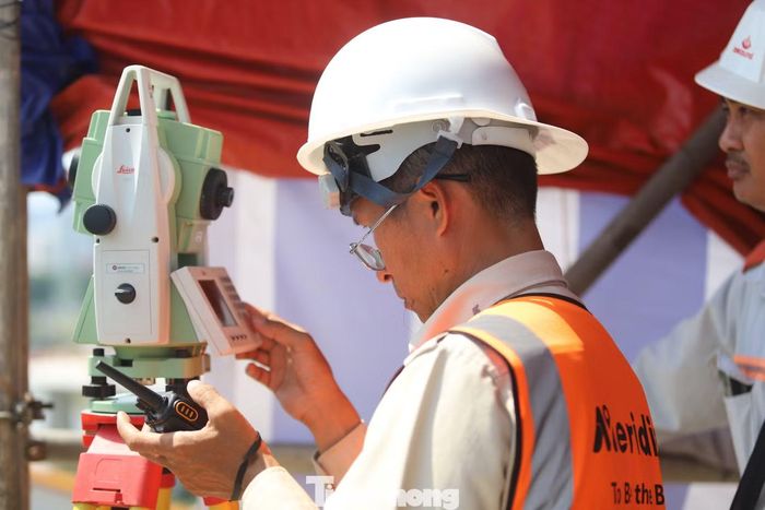 Từng thao tác được thực hiện cẩn trọng nhằm bảo đảm độ chính xác và ổn định của kết cấu.