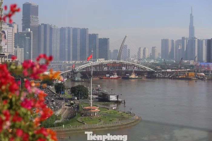 Công tác hợp long cầu đi bộ qua sông Sài Gòn dự kiến hoàn thành trong chiều cùng ngày.