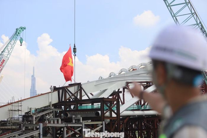 Đại diện nhà thầu cho biết điểm khó của công đoạn này là kết nối hai phần kết cấu quy mô lớn, gồm nhịp vòm thép dài khoảng 187 m được sản xuất tại nhà máy và hệ thống kết cấu đã thi công tại công trường. Việc đưa hai phần về đúng vị trí, cao độ, bảo đảm các liên kết chính xác đòi hỏi quá trình tính toán và kiểm soát kỹ thuật chặt chẽ.