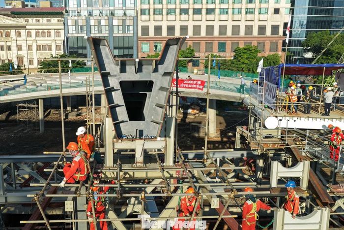 Công nhân tất bật triển khai các công đoạn kỹ thuật, chuẩn bị hợp long cầu đi bộ qua sông Sài Gòn.