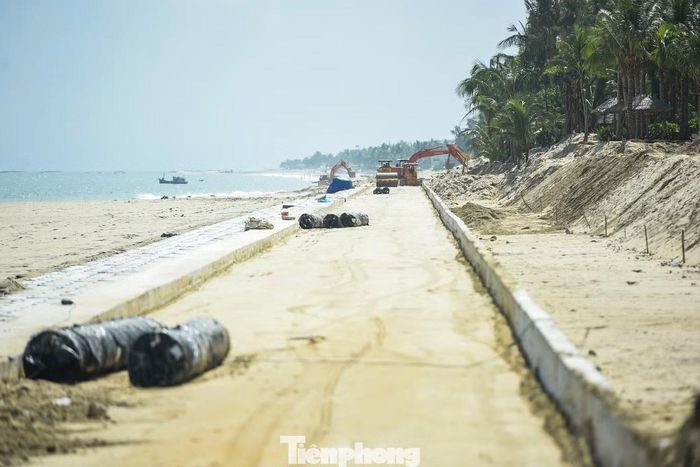 Việc sớm hoàn thành tuyến kè được kỳ vọng góp phần hạn chế xói lở, bảo vệ khu dân cư, cơ sở kinh doanh ven biển, đồng thời tạo điều kiện phát triển du lịch.