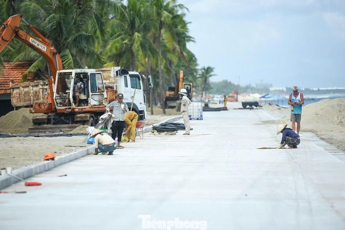 Ghi nhận tại công trường, các hạng mục chính như chân kè, mái, tường chắn và mặt đường cơ bản đã hoàn thành.