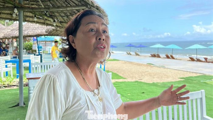 Bà Phạm Thị Hòa - chủ cửa hàng ven biển Hội An - cho biết trước đây, mỗi mùa mưa bão, người dân luôn lo lắng vì sạt lở ăn sâu vào tận cửa hàng, gây hư hại tài sản và ảnh hưởng đến việc kinh doanh. Nay tuyến kè dần hoàn thiện, bà con cũng yên tâm hơn trước mùa mưa bão.
