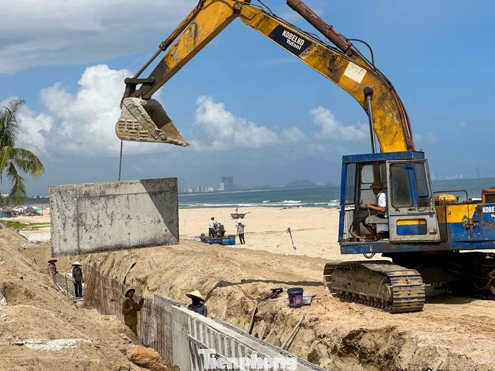 Tại khu vực phường Hội An Tây, đại diện đơn vị thi công cho biết phần mái kè đã được thi công đến cao trình 3,5 m; công tác hoàn thiện khuôn đường đang được triển khai. Hệ thống tường chắn đã thi công được 620 m. Theo kế hoạch, đến cuối tháng 11, đơn vị sẽ hoàn thành mặt đường bê tông, gia cố lề và mái ta luy, phấn đấu đưa công trình về đích trong tháng này.