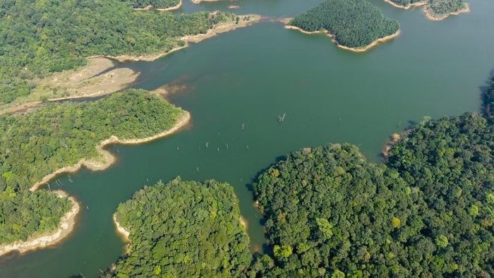  Phía đông U Bò, hồ Thác Chuối mở ra một không gian khoáng đạt. Thuộc xã Bố Trạch, cách khu vực trung tâm Đồng Hới khoảng 25km, hồ có những nhánh nước ôm quanh dải đất, bán đảo nhỏ và các triền núi thấp. 