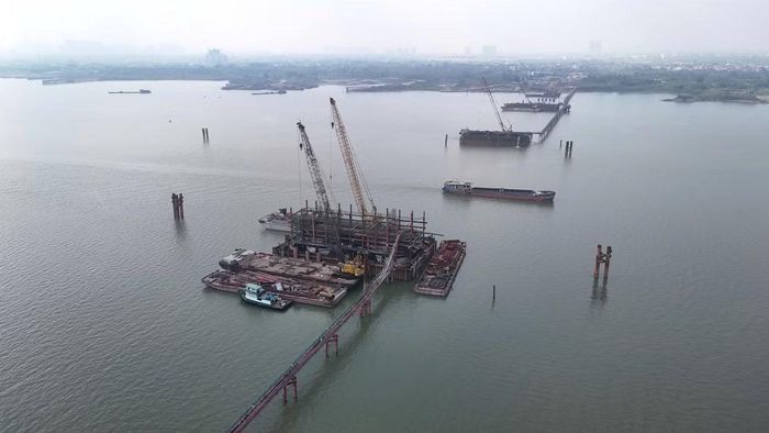 Do tính chất phức tạp của công trình vượt sông Hồng, việc điều phối giữa các hạng mục lòng sông và trên cạn phải bảo đảm tính đồng bộ cao. Sau khi xử lý xong phần móng mố, trọng tâm kỹ thuật tiếp theo sẽ dồn vào công tác thi công bệ trụ, tháp cầu và kết cấu nhịp để hoàn thiện hệ cầu chính.