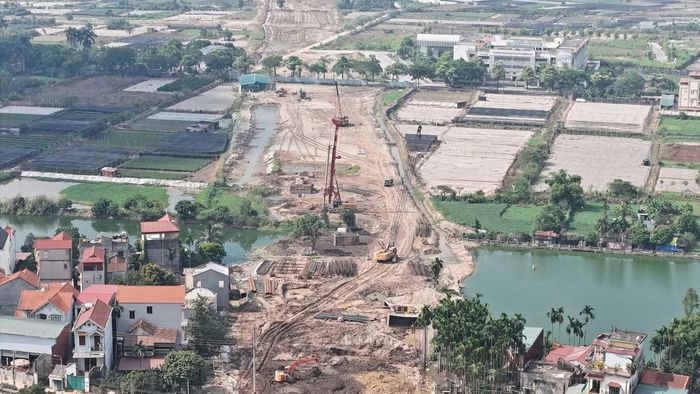 Phía xã Thiên Lộc, hệ thống trụ cầu cạn đang được hoàn thiện kết cấu bê tông, trong khi phía phường Thượng Cát, bãi đúc dầm đã đi vào hoạt động ngay cạnh công trường để cung ứng trực tiếp cấu kiện cho dự án.