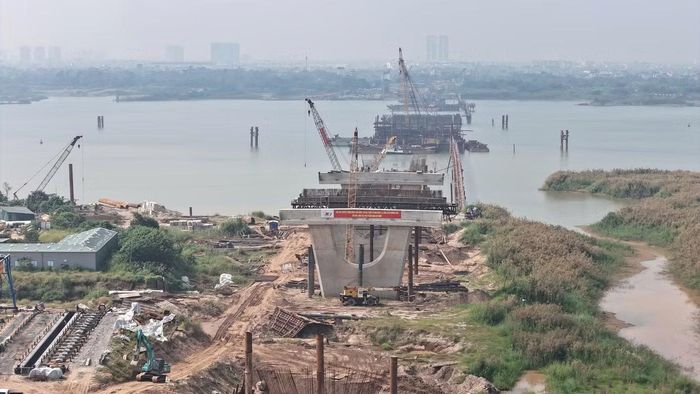 Sau một năm khởi công, hệ thống trụ cầu giữa lòng sông Hồng đang dần hoàn thiện kết cấu chịu lực, phản ánh rõ nét vóc dáng công trình. Dù vậy, với khối lượng xây lắp còn lại rất lớn, việc duy trì nhịp độ thi công liên hoàn và kiểm soát chặt chẽ chất lượng kỹ thuật là yếu tố then chốt để dự án cầu Thượng Cát cán đích đúng kế hoạch vào tháng 7/2027.