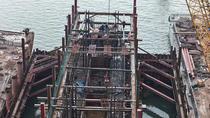Các nhà thầu đang tập trung triển khai phần bệ trụ để chuẩn bị lắp dựng tháp cầu – hạng mục đòi hỏi yêu cầu kỹ thuật và độ chính xác cao nhất của công trình dây văng này.