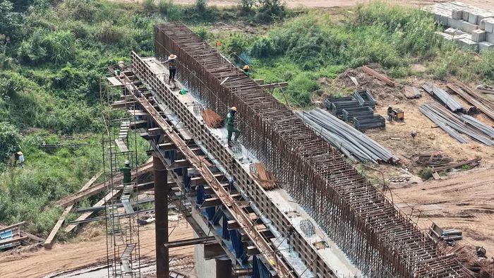 Để đáp ứng tiến độ đề ra, các nhà thầu đang huy động nhân lực, máy móc và tổ chức thi công theo phương án “3 ca, 4 kíp”. Nhiều mũi thi công được triển khai đồng thời, tập trung vào các hạng mục cọc khoan nhồi, bê tông trụ và đúc dầm.